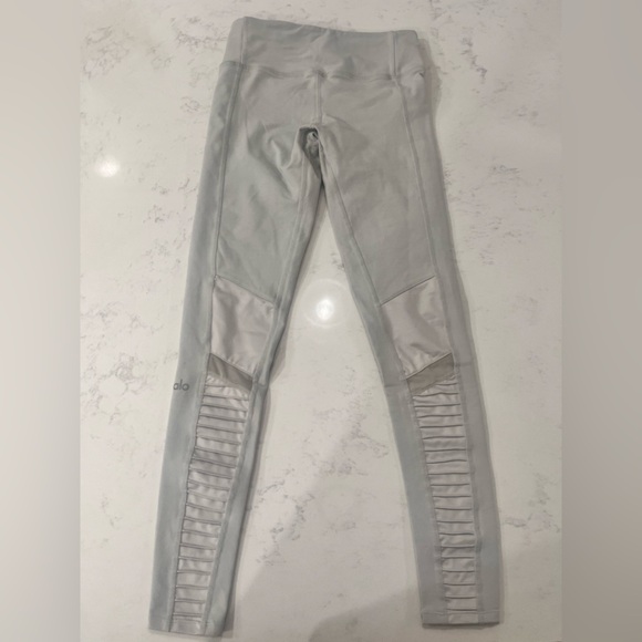 ALO Yoga Light Gray Leggings -preloved - Picture 4 of 6